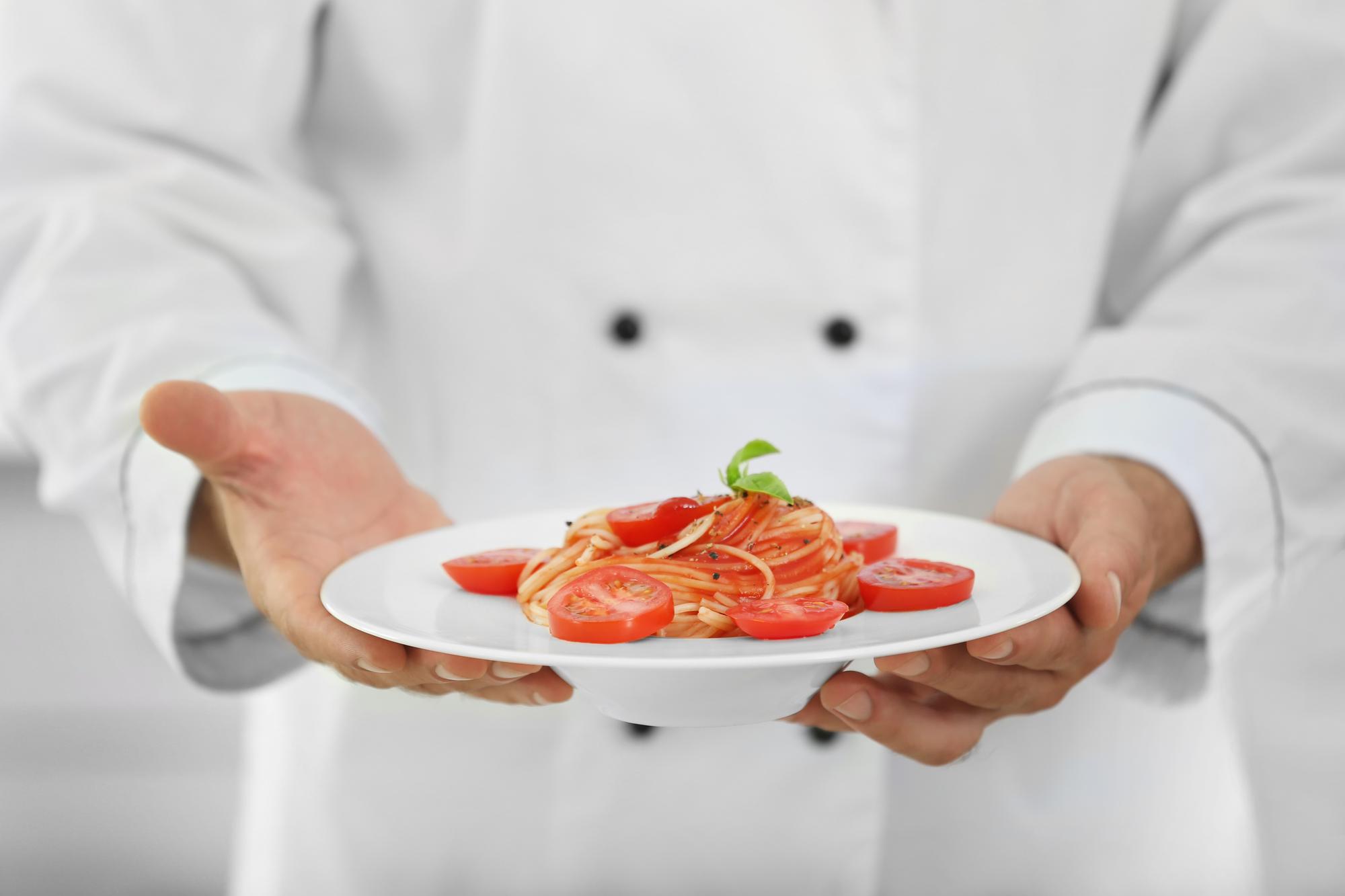 Chef che presenta un piatto finito